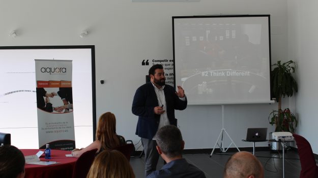 Hombre trajeado dando una charla