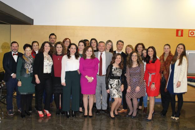 Personas sonriendo en una foto grupal