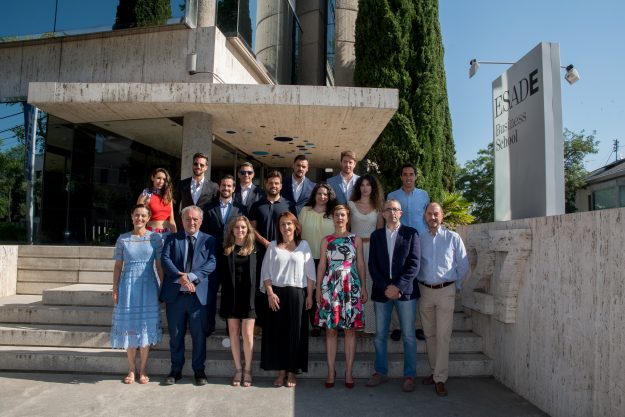 Foto grupal en la ESADE Business School