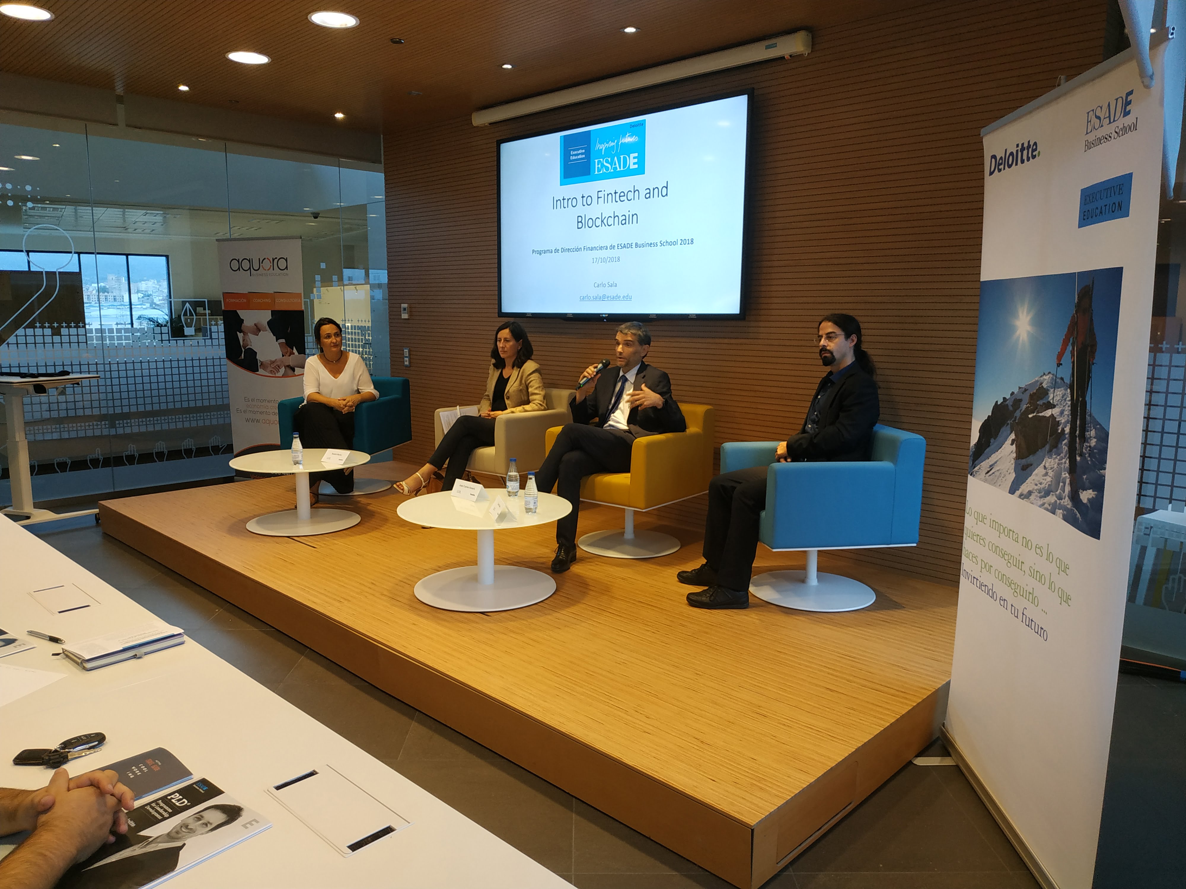 jornada-blockchain_42933539360_o Empresaros en una jornada educativa