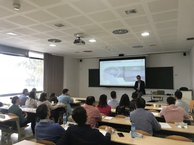 Personas sentadas atendiendo en una charla