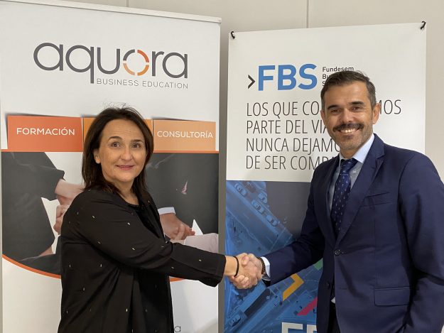 Mujer y hombre estrechándose la mano